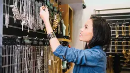 Mezclar joyas plateadas y doradas: Cómo lograr que se vean bien