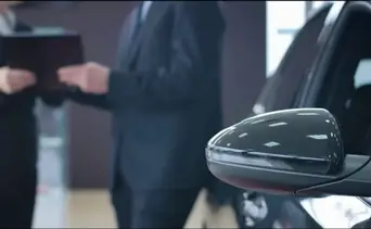 Pareja ideó un esquema de fraude con autos de lujo: así amasaron su fortuna