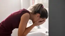 ¿Cómo quitar los vómitos fácil y rápido sin atención médica?: Prepara este remedio natural y mantente hidratado  