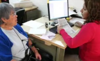 Brindan atención jurídica gratuita al adulto mayor en Caracas: asesoran en el rescate de propiedades