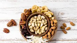 El económico fruto seco que aumenta la producción de colágeno: esta es la cantidad que debes comer durante el día