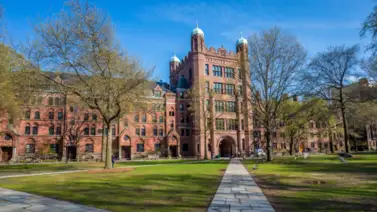 Yale amplía sus becas y cubrirá el costo total de las clases a miles de alumnos: estos son los requisitos Yale amplía sus becas y cubrirá el costo total de las clases a miles de alumnos: estos son los requisitos