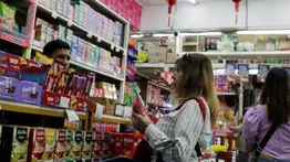 Caramelos y galletas resuelven a negocios chucheros: conoce variedad y precios