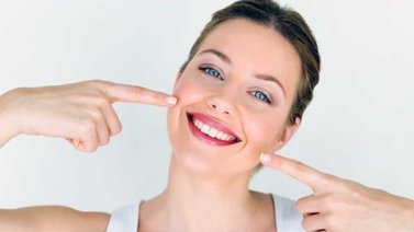 Luce una sonrisa radiante con este tratamiento casero