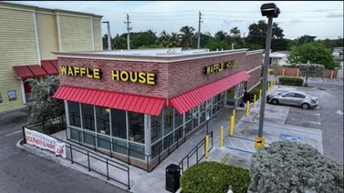 Por escasez de huevos, cadena de comida Waffle House aumenta sus precios en USA