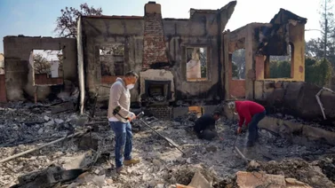 Afectados por incendios en Los Ángeles pueden solicitar la suspensión del pago de impuestos 