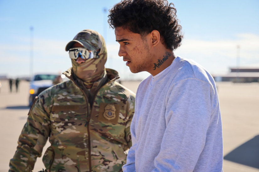 Primeras imágenes de inmigrantes llegando a la prisión de Guantánamo: esposados y uniformados Primeras imágenes de inmigrantes llegando a la prisión de Guantánamo: esposados y uniformados