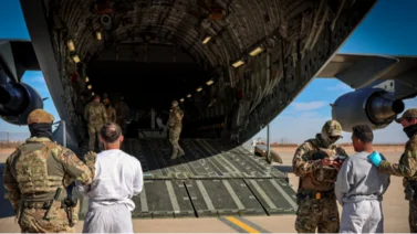 Primeras imágenes de inmigrantes llegando a la prisión de Guantánamo: esposados y uniformados