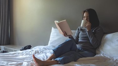 Comer temprano y beber este té ayuda a tener un sueño reparador