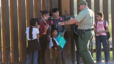 Gobierno de Trump planea reactivar detención de familias migrantes: incluidas aquellas con menores