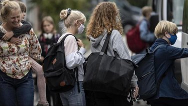 ¿Prohíben hablar español en buses escolares de Pensilvania? Un conductor usa este letrero