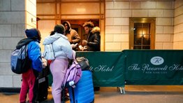 Suspenden los pagos para alojamiento de migrantes en Nueva York tras críticas de Elon Musk