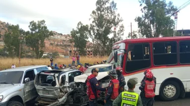 Accidente en la bajada de Tazón: Identifican a las víctimas tras colisión de 17 vehículos