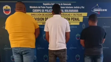 Momento en el que degradan y detienen a tres PNB implicados en extorsión de turistas