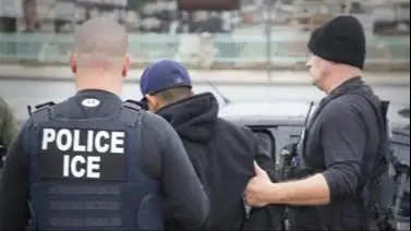 Lanzan gas lacrimógeno: Momento cuando agentes del ICE ingresan a una vivienda para atrapar inmigrante Lanzan gas lacrimógeno: Momento cuando agentes del ICE ingresan a una vivienda para atrapar inmigrante