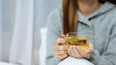 La infusión antinflamatoria que debes tomar después de comer para evitar la hinchazón