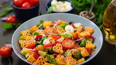 Aprende a realizar esta ensalada típica de la comida italiana Aprende a realizar esta ensalada típica de la comida italiana