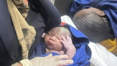 Azafata y enfermera guían parto: Mujer da a luz en un vuelo de Senegal a Bruselas