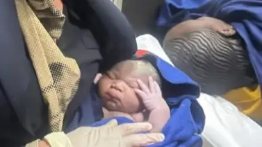 Azafata y enfermera guían parto: Mujer da a luz en un vuelo de Senegal a Bruselas Azafata y enfermera guían parto: Mujer da a luz en un vuelo de Senegal a Bruselas