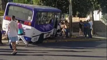 Unidad de transporte público chocó contra una defensa en Caricuao: Seis personas resultaron heridas Unidad de transporte público chocó contra una defensa en Caricuao: Seis personas resultaron heridas