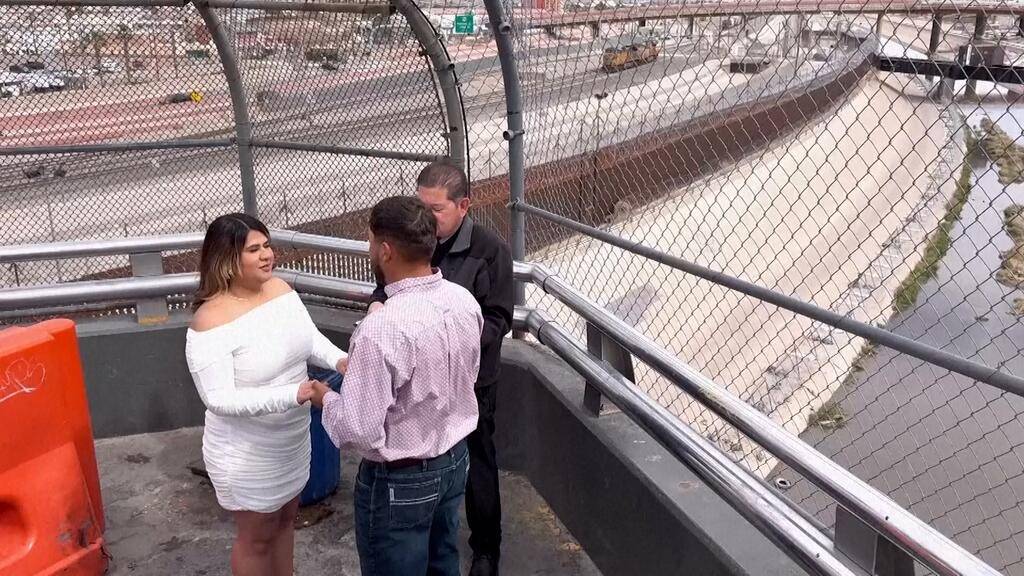 Dos parejas se casan en puente fronterizo entre México y Estados Unidos para conseguir visa Dos parejas se casan en puente fronterizo entre México y Estados Unidos para conseguir visa