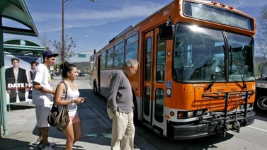 Metro de Los Ángeles multa a conductores por estacionarse en carriles exclusivos