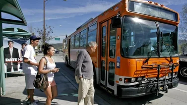 Metro de Los Ángeles multa a conductores por estacionarse en carriles exclusivos