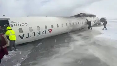 Avión de Delta Airlines se estrella en aeropuerto de Toronto: quedó boca abajo Avión de Delta Airlines se estrella en aeropuerto de Toronto: quedó boca abajo