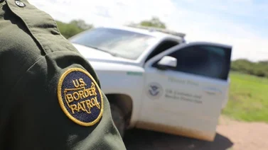 Agentes del ICE dejarán de usar camaras corporales durante las redadas por temor a ser identificados