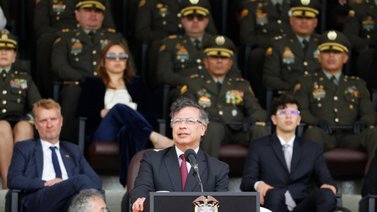 A punta de misiles: Petro denuncia que el ELN lo quiere tumbar a bordo del avión presidencial
