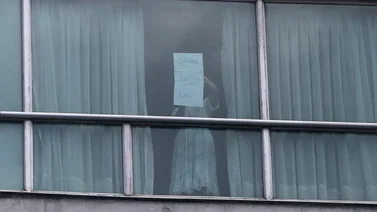 Migrantes deportados desde Estados Unidos escriben en las paredes de un hotel en Panamá para pedir ayuda