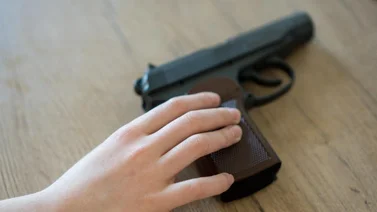 Niño de dos años se dispara accidentalmente en la cabeza: El arma era de la pareja de su madre