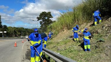 En video: Arrollan a personal de cuadrillas de limpieza en el distribuidor Plaza Venezuela este viernes