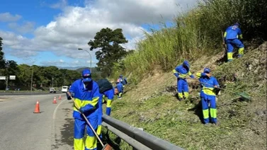 En video: Arrollan a personal de cuadrillas de limpieza en el distribuidor Plaza Venezuela este viernes