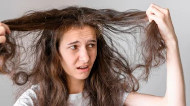 Despídete del cabello reseco con esta mascarilla a base de plátano