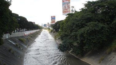 Rescatan a un hombre tras caer al río Guaire: Resultó lesionado con una fractura en la pierna