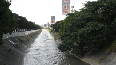 Rescatan a un hombre tras caer al río Guaire: Resultó lesionado con una fractura en la pierna