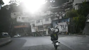 Detienen a una veintena de motopiruetas en la carretera vieja Caracas - La Guaira Detienen a una veintena de motopiruetas en la carretera vieja Caracas - La Guaira