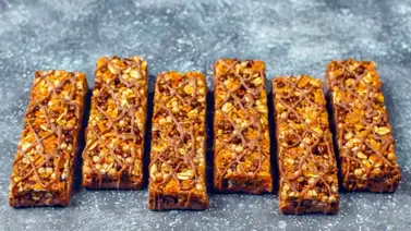 Prepara barritas energéticas de avena y chocolate en 30 minutos Prepara barritas energéticas de avena y chocolate en 30 minutos