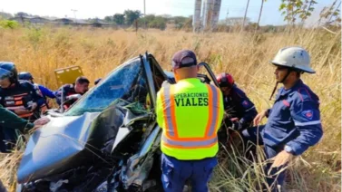 Accidente en la ARC deja un muerto y un herido: el carro impactó contra un poste de luz