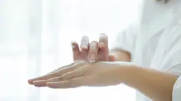 Aprende a cuidar tus manos: consejos para prevenir su envejecimiento prematuro