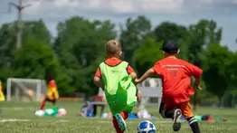 Polémica en España: proponen restringir el fútbol en patios escolares