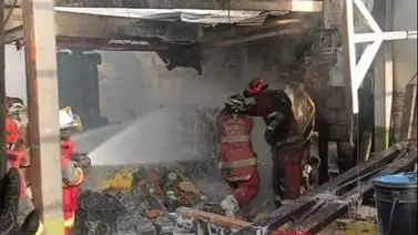 Incendio de un taller mecánico en La Vega deja un herido: se registra pérdida total de una camioneta Incendio de un taller mecánico en La Vega deja un herido: se registra pérdida total de una camioneta