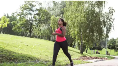 Con esta técnica de torso multiplicas los beneficios de tu caminata: resultados de alta eficiencia Con esta técnica de torso multiplicas los beneficios de tu caminata: resultados de alta eficiencia