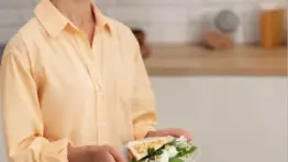 Conoce las ventajas de un plato medio vacío a la hora de comer: afamado oncólogo revela los beneficios para una larga vida