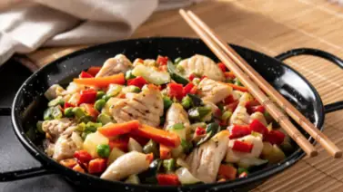 El arte del wok en casa: sabores milenarios en tu cocina con el pollo agridulce El arte del wok en casa: sabores milenarios en tu cocina con el pollo agridulce