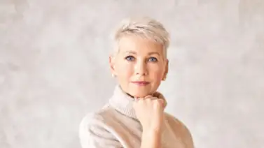 Estilista asegura que no todos los peinados van bien con las canas: looks ideales para una melena plateada Estilista asegura que no todos los peinados van bien con las canas: looks ideales para una melena plateada