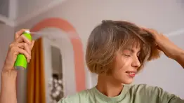 Experta comparte qué tan sano es el uso del champú en seco y sus consecuencias