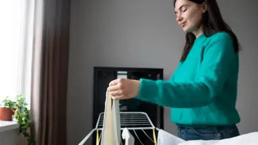 ¿Utilizas perchas o tendederos?: Entérate cuál es la forma correcta de colgar la ropa para evitar el mal olor ¿Utilizas perchas o tendederos?: Entérate cuál es la forma correcta de colgar la ropa para evitar el mal olor