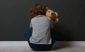 Tras las rejas por golpear y lesionar a sus dos hijos pequeños: la suegra hizo la denuncia